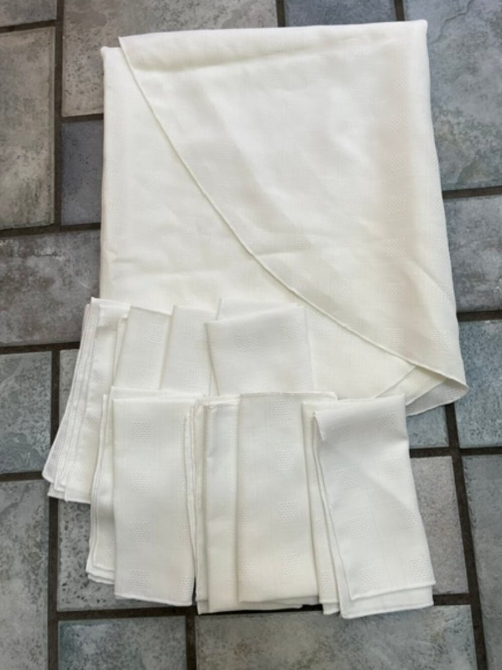 Oval Tablecloth & 8 Napkins Vintage